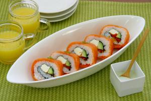 Salmon & cream cheese sushi roll