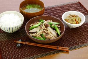 きのことアスパラのとんこつ醤油炒め(使用商品:もやしの醤油とんこつ炒めのたれ)
