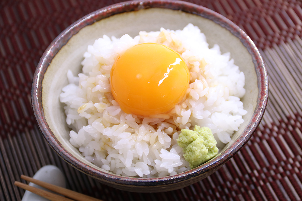 わさびで食べる　醤油漬け卵黄ご飯