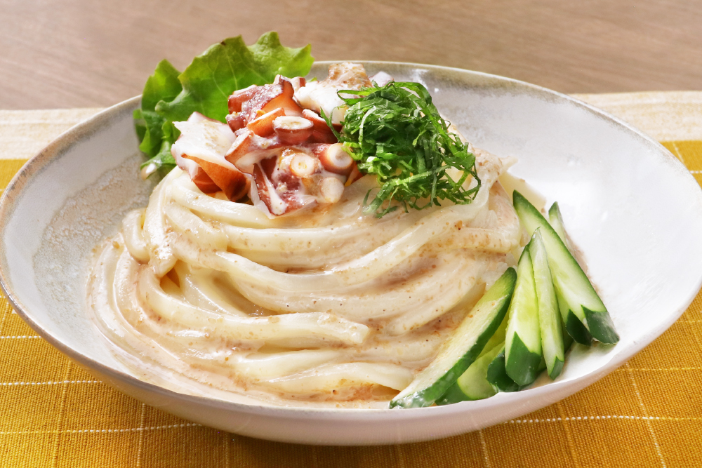 タコとキュウリのサラダうどん