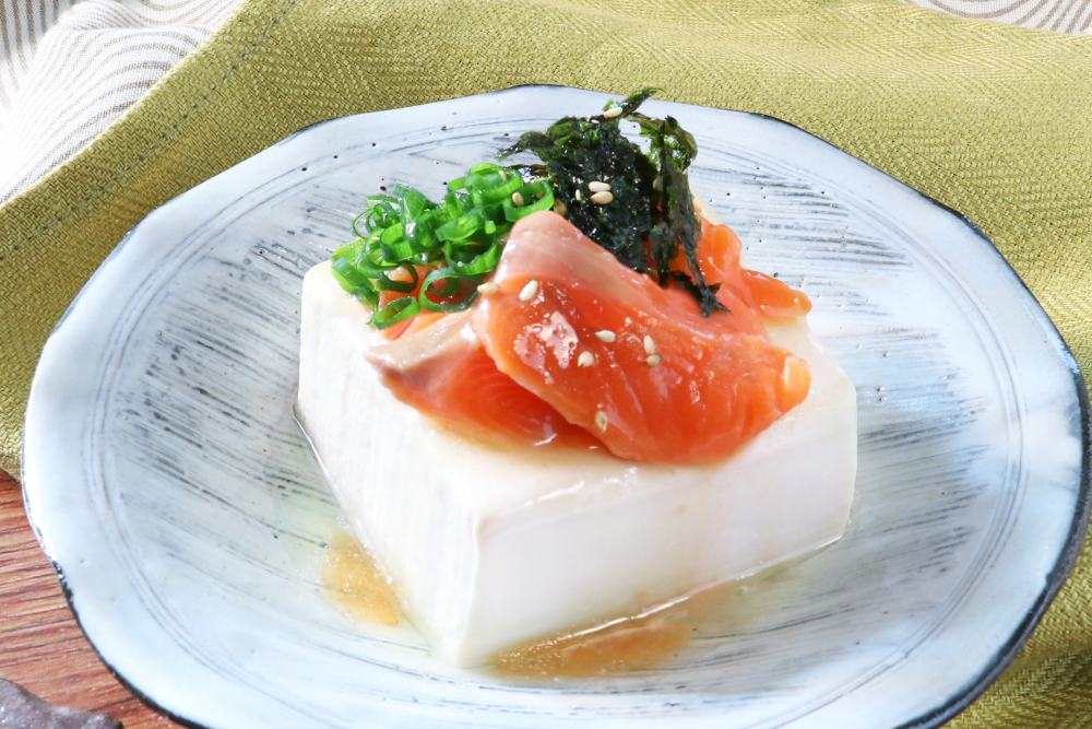 うま塩ドレッシングで食べるサーモン冷奴